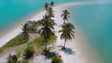 Koh Yao Yai 'deki Laem Had Sahili' nin havadan görünüşü, Phuket ve Krabi Tayland arasındaki anadolu adası.