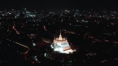 Tayland 'ın Bangkok kentindeki Wat Saket Altın Dağ Tapınağı' nın havadan görünüşü