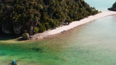 Phuket ve Krabi Tayland arasındaki Andaman Denizi 'ndeki Koh Phak Bia adasının hava görüntüleri.