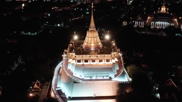 Vista aérea del templo de Wat Saket Golden Mount en el casco antiguo de Bangkok en Tailandia — Vídeos de Stock