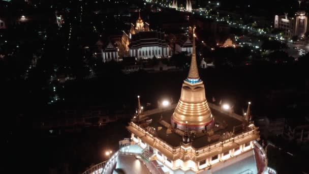 Vista aérea del templo de Wat Saket Golden Mount en el casco antiguo de Bangkok en Tailandia — Vídeos de Stock