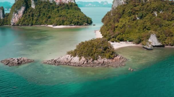 Nagranie z lotu ptaka Koh Phak Bia, wyspa na Morzu Andamańskim pomiędzy Phuket i Krabi Tajlandia — Wideo stockowe