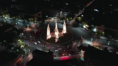 Eski şehir Bangkok Tayland 'daki Demokrasi Anıtı' nın havadan görünüşü