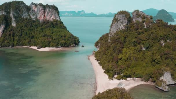 Luchtbeelden van Koh Phak Bia, eiland in de Andaman Zee tussen Phuket en Krabi Thailand — Stockvideo