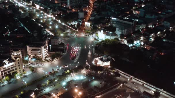 Vista aérea del Monumento a la Democracia de noche en el casco antiguo de Bangkok Tailandia — Vídeos de Stock