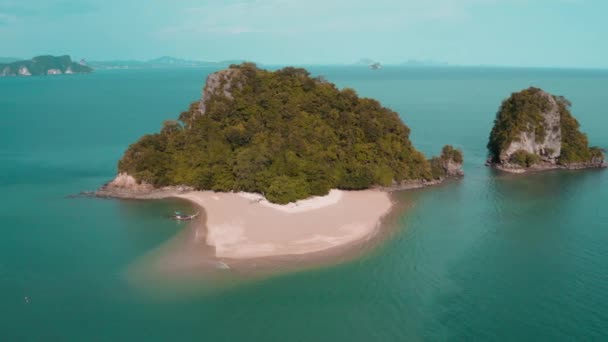 Rekaman udara Koh Nok, pulau di Laut Andaman antara Phuket dan Krabi Thailand — Stok Video