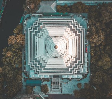 Wat Paknam Bhasicharoen, Bangkok Tayland 'da bir tapınak, pagoda ve Buda heykeli.