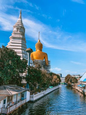 Wat Paknam Bhasicharoen yakınlarında, Bangkok Tayland 'da bir tapınak, pagoda ve Buda heykeli.