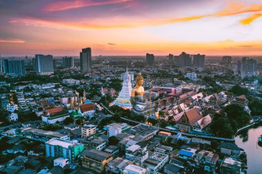 Wat Paknam Bhasicharoen, Bangkok Tayland 'da bir tapınak, pagoda ve Buda heykeli.