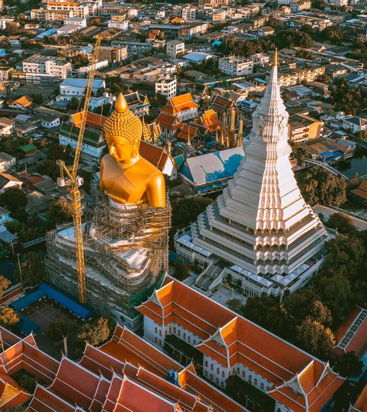 泰国曼谷的一座寺庙、塔和佛像Wat Paknam Bhasicharoen的空中景观 — 图库照片