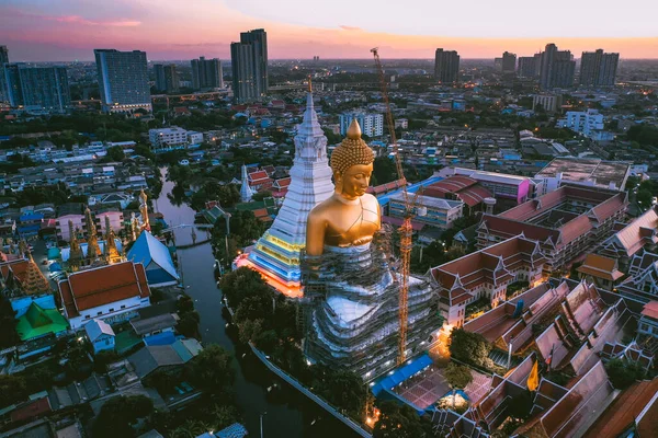 泰国曼谷的一座寺庙、塔和佛像Wat Paknam Bhasicharoen的空中景观 — 图库照片