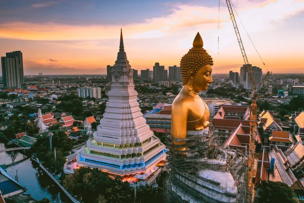 泰国曼谷的一座寺庙、塔和佛像Wat Paknam Bhasicharoen的空中景观 — 图库照片