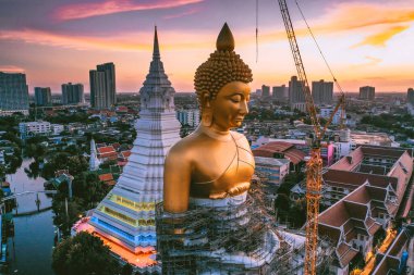 Wat Paknam Bhasicharoen, Bangkok Tayland 'da bir tapınak, pagoda ve Buda heykeli.