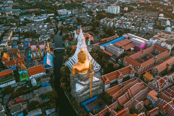 Vista aérea de Wat Paknam Bhasicharoen, um templo, pagode e estátua de Buda em Bangkok Tailândia — Fotografia de Stock