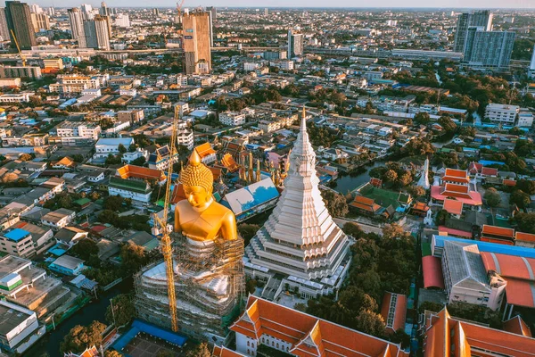 泰国曼谷的一座寺庙、塔和佛像Wat Paknam Bhasicharoen的空中景观 — 图库照片