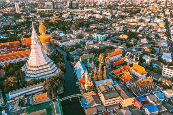 泰国曼谷的一座寺庙、塔和佛像Wat Paknam Bhasicharoen的空中景观 — 图库照片