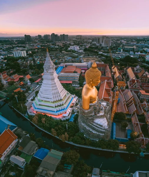 泰国曼谷的一座寺庙、塔和佛像Wat Paknam Bhasicharoen的空中景观 — 图库照片