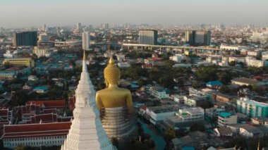 Wat Paknam Bhasicharoen, Bangkok Tayland 'da bir tapınak, pagoda ve Buda heykeli.