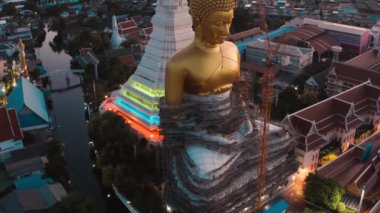 Wat Paknam Bhasicharoen, Bangkok Tayland 'da bir tapınak, pagoda ve Buda heykeli.