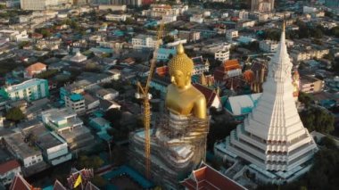 Wat Paknam Bhasicharoen, Bangkok Tayland 'da bir tapınak, pagoda ve Buda heykeli.