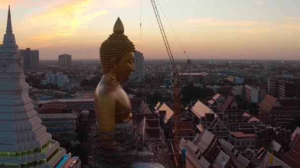 Vista aérea de Wat Paknam Bhasicharoen, um templo, pagode e estátua de Buda em Bangkok Tailândia — Vídeo de Stock