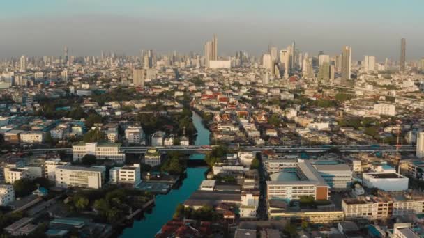 Vista aérea de Wat Paknam Bhasicharoen, un templo, pagoda y estatua de Buda en Bangkok Tailandia — Vídeo de stock