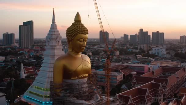 Vista aérea de Wat Paknam Bhasicharoen, un templo, pagoda y estatua de Buda en Bangkok Tailandia — Vídeo de stock