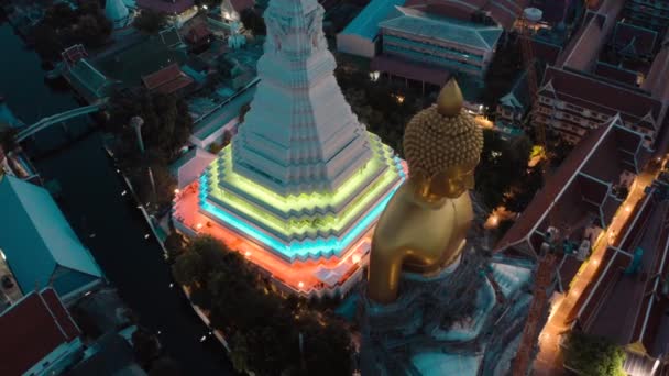 泰国曼谷的一座寺庙、塔和佛像Wat Paknam Bhasicharoen的空中景观 — 图库视频影像