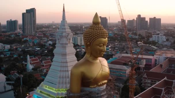 泰国曼谷的一座寺庙、塔和佛像Wat Paknam Bhasicharoen的空中景观 — 图库视频影像