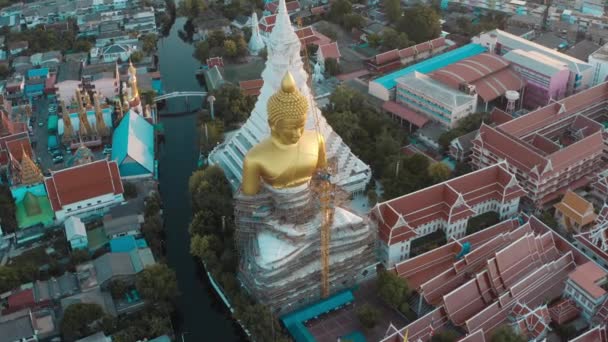 Luftaufnahme des Wat Paknam Bhasicharoen, Tempel, Pagode und Buddha-Statue in Bangkok, Thailand — Stockvideo