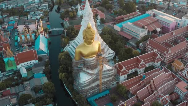 泰国曼谷的一座寺庙、塔和佛像Wat Paknam Bhasicharoen的空中景观 — 图库视频影像