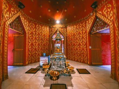 Tayland 'ın Khon Kaen şehrinde tapınaklarda Nong Wang ve Chao Por Lak Muang' ı dolaşırken.