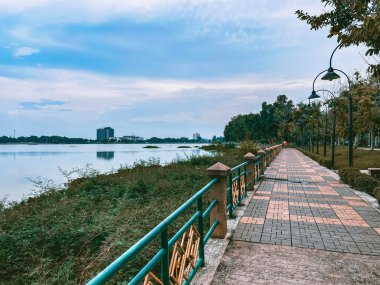 Tayland 'ın Khon Kaen şehrinde tapınaklarda Nong Wang ve Chao Por Lak Muang' ı dolaşırken.
