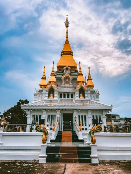 Promenader runt tempel nong wang och Chao Por Lak Muang i Khon Kaen stad i Thailand — Stockfoto