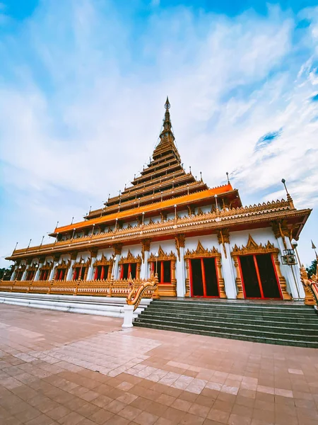 Promenader runt tempel nong wang och Chao Por Lak Muang i Khon Kaen stad i Thailand — Stockfoto