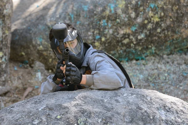 Jogador Paintball Uma Pedra — Fotografia de Stock