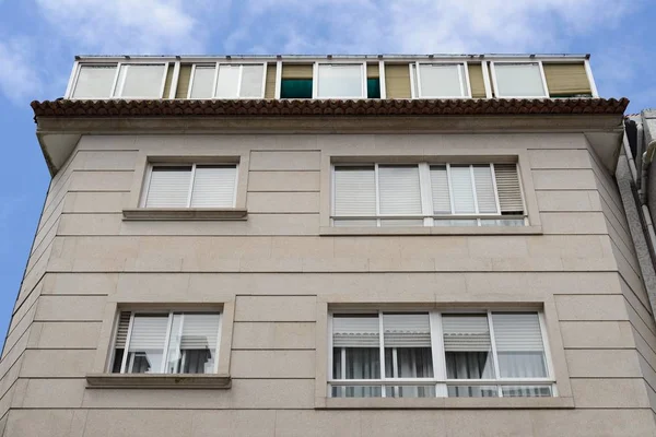 Modern aşağıdan fotoğraflandı bina