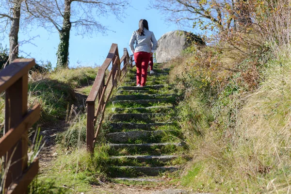 Kız doğal parktaki merdivenlerden tırmanıyor