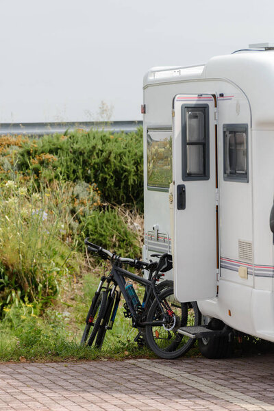 караван с велосипедом на стоянке
