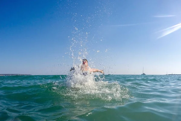 Joven Bañándose Mar — Foto de Stock