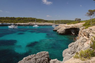 bir güzel deniz lagün Yatlar görünümünü