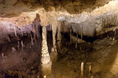 sarkıt ve dikitler mağarada görünümü
