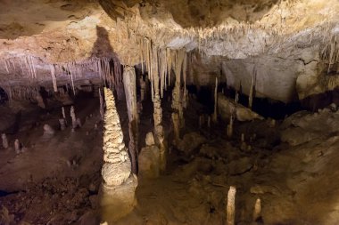 sarkıt ve dikitler mağarada görünümü