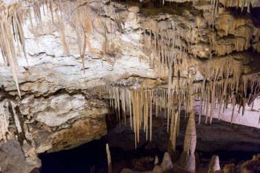 sarkıt ve dikitler mağarada görünümü