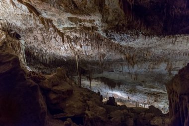 sarkıt ve dikitler mağarada görünümü
