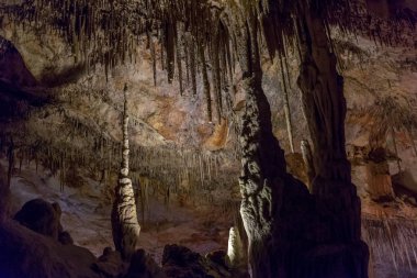 sarkıt ve dikitler mağarada görünümü