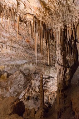 sarkıt ve dikitler mağarada görünümü