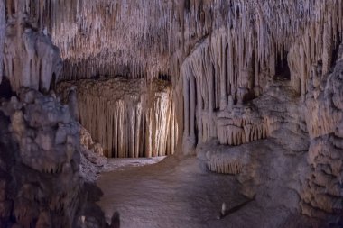 sarkıt ve dikitler mağarada görünümü