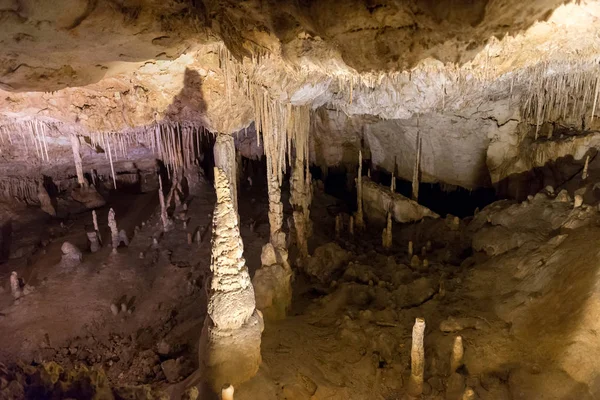 sarkıt ve dikitler mağarada görünümü