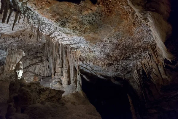 sarkıt ve dikitler mağarada görünümü